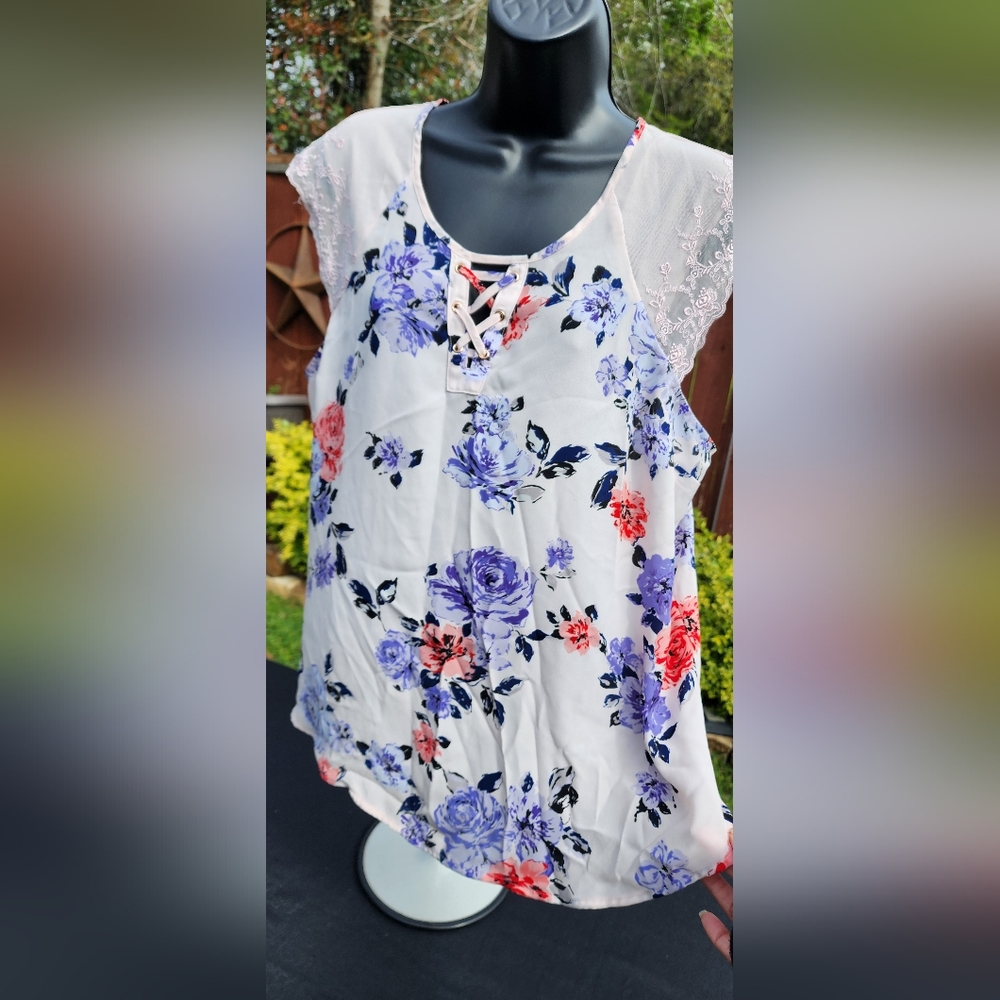 Candie's floral top - Picture 2 of 7